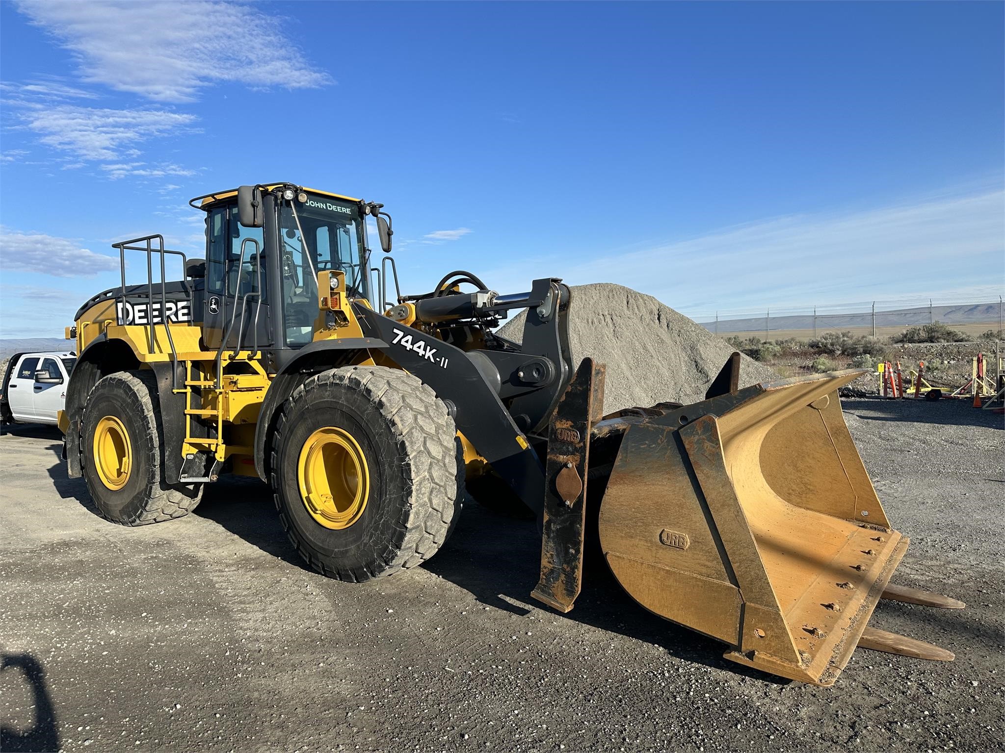 2019 DEERE 744KII - image 1 of 6