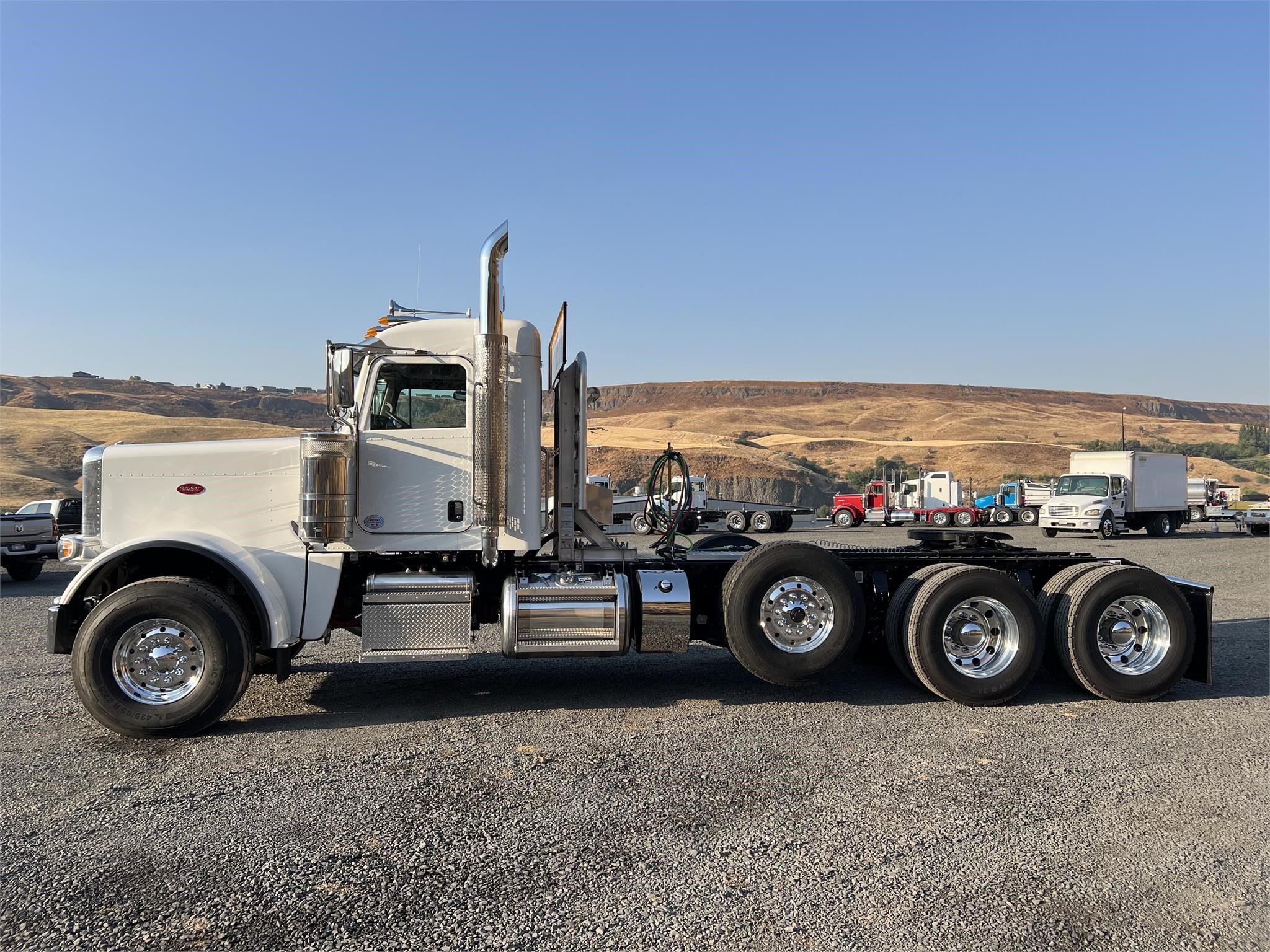 2024 PETERBILT 389 - image 2 of 6